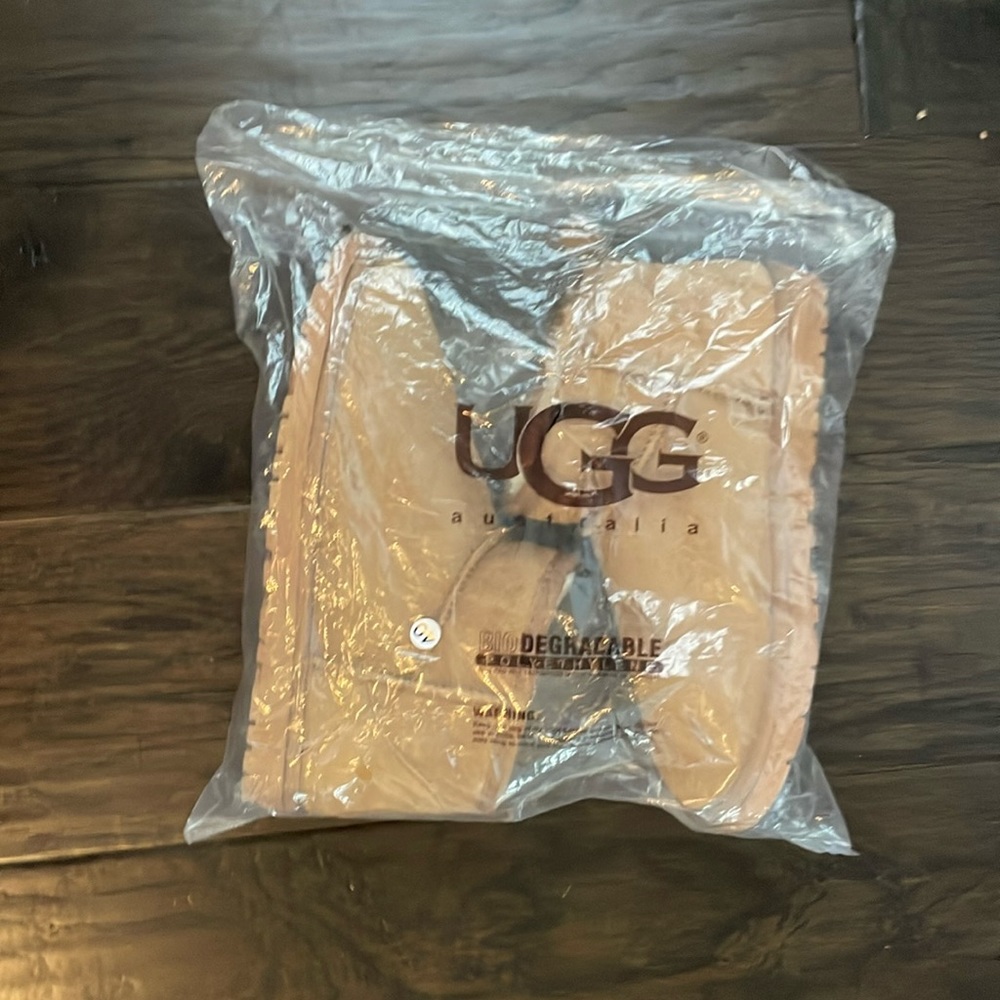 Chestnut classic ultra mini Uggs size 8.5 *NEW*